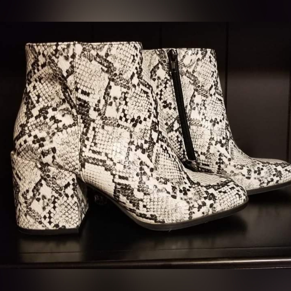 OFFERS  WELCOME Ankle Booties MixNo6 **flawless** sz 7